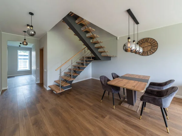 Intérieur moderne de maison privée. Salle de séjour. Escaliers en bois. — Photo