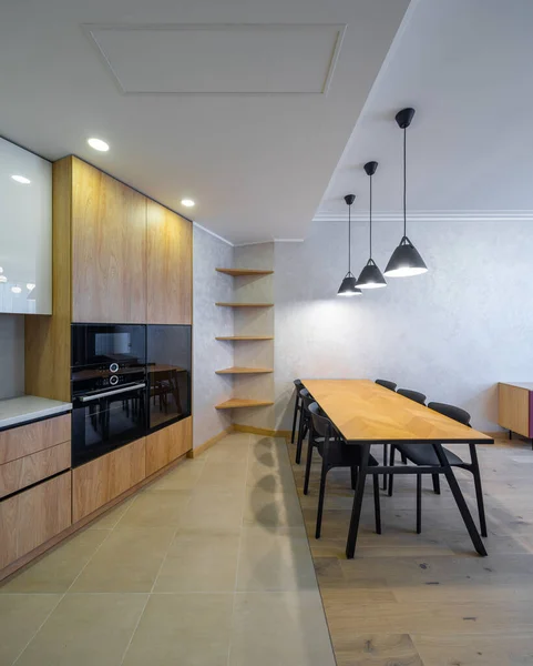 Современный интерьер просторной светлой деревянной кухни в квартире. — стоковое фото