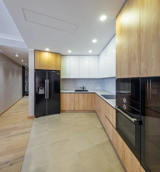 Moderno interior de cocina de madera clara en apartamento. Armarios blancos. — Foto de Stock