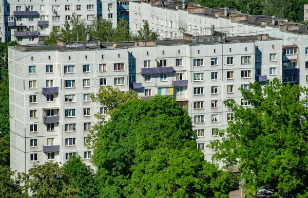 Konut alanındaki çok katlı bina. Yeşil ağaçlar. Üst görünüm