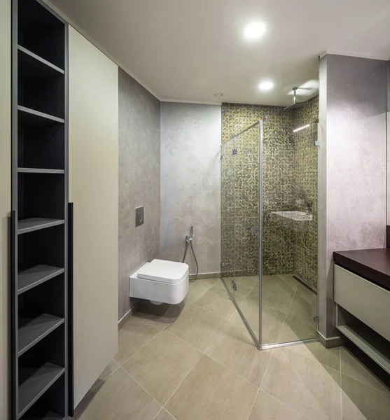 Modernes Interieur mit luxuriösem Badezimmer. Holztheke. Marmorwände. — Stockfoto
