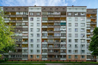 Çok katlı konut binası. Sovyetler sonrası şehir mimarisi.