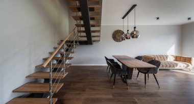 Özel evin modern iç mekanı. Oturma odası, masa ve sandalyeler..