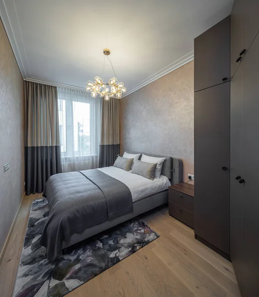 Modernes Interieur mit gemütlichem Schlafzimmer in der Wohnung. Braune Farben. — Stockfoto