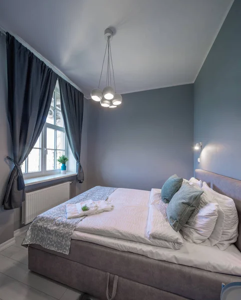 Lüks bir dairede yatak odasının modern iç mekanı. Kraliçe yatağı.