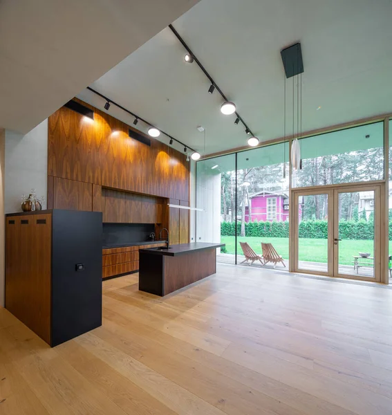 Modern interieur van houten keuken in luxe privé huis. Uitzicht op de tuin. — Stockfoto