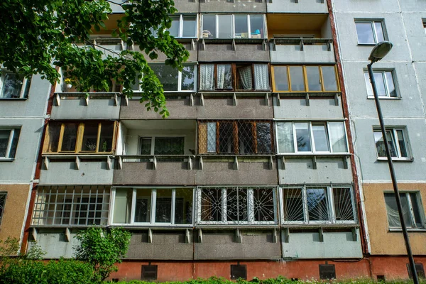 Panel de varios pisos fachada de la casa residencial. Arquitectura postsoviética —  Fotos de Stock