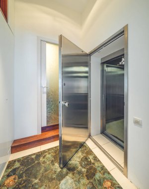 Lüks bir daireye modern giriş. Demir kapı açıldı..