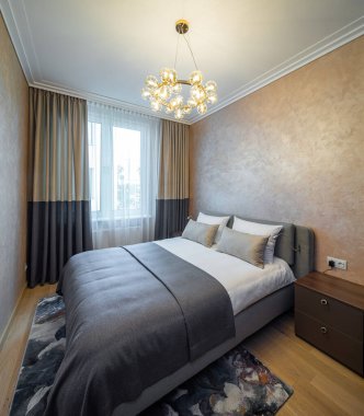 Konforlu yatak odasının modern iç mekanı dairede. Kahverengi renkler.