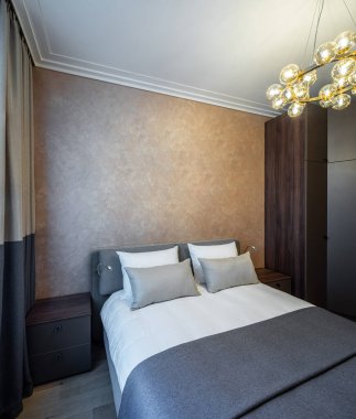 Konforlu yatak odasının modern iç mekanı dairede. Kahverengi renkler.