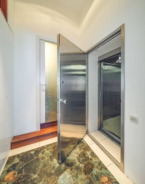 Interno moderno di ingresso in appartamento di lusso. Porte aperte in ferro. — Foto Stock