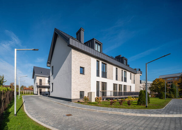 Современный роскошный игрушечный дом. Зеленая лужайка и тротуар.