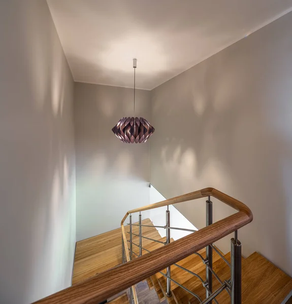 A magánház modern belseje. Fa lépcső csillárral. — Stock Fotó
