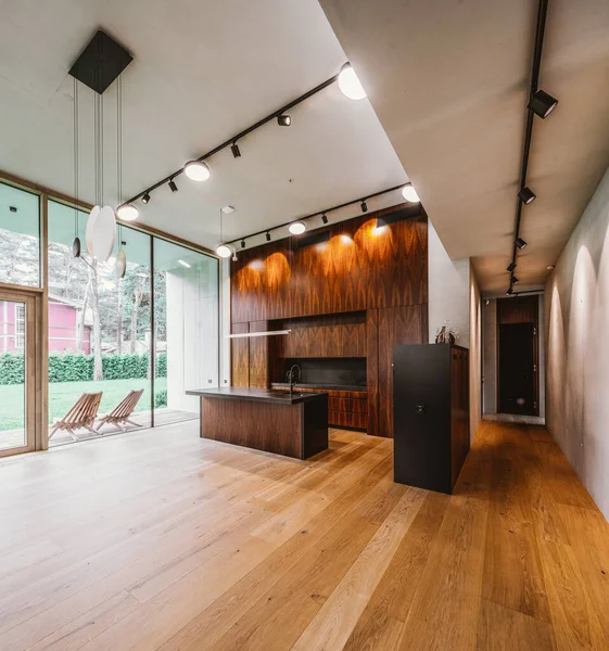 Modern interieur van houten keuken in luxe privé huis. Uitzicht op de tuin. — Stockfoto