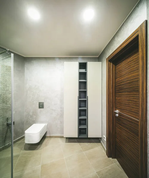 Modern interior of bathroom. Wooden door. Empty shelves. — Stock Photo, Image