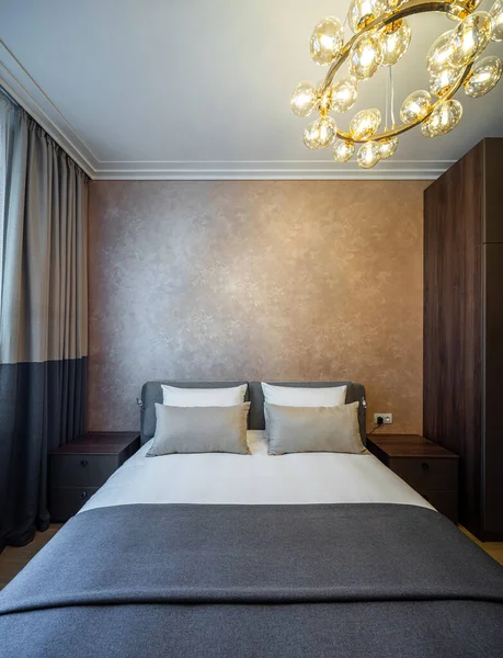 Nowoczesne wnętrze przytulnej sypialni w mieszkaniu. Brązowe kolory. Poduszki. — Zdjęcie stockowe