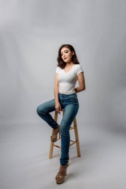 Güzel bir kadın model. Moda portresi Bir ışık 
