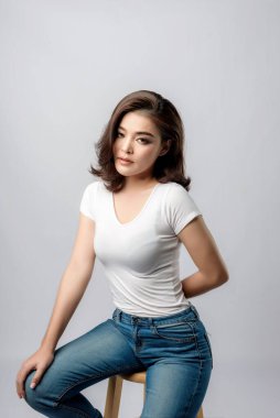 Güzel bir kadın model. Moda portresi Bir ışık 