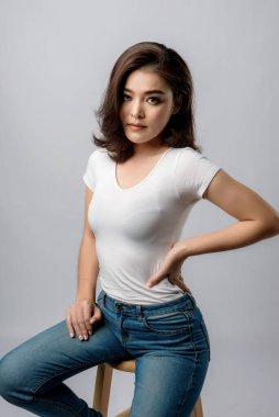 Güzel bir kadın model. Moda portresi Bir ışık 