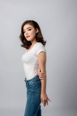 Güzel bir kadın model. Moda portresi Bir ışık 