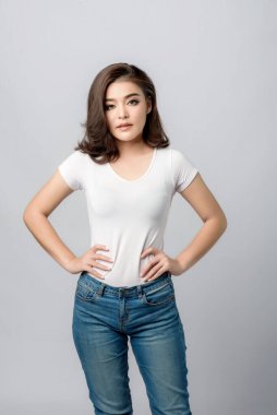 Güzel bir kadın model. Moda portresi Bir ışık 