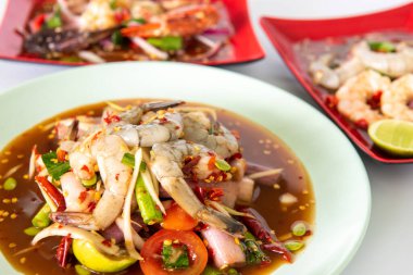 Baharatlı deniz ürünleri papaya salatası Tayland geleneksel