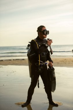 Dalış için wetsui ekipmanlarıyla dalgıç kurtarma. Spor, eğlence, seyahat konsepti..