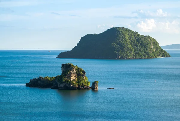 Маленький остров и голубой океан — стоковое фото