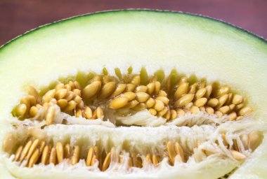 yarı kesilerek taze yeşil kavun meyve