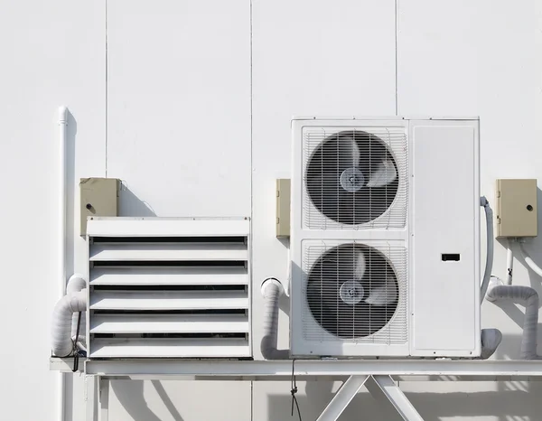 Condensateur de climatisation et canalisation Photo De Stock