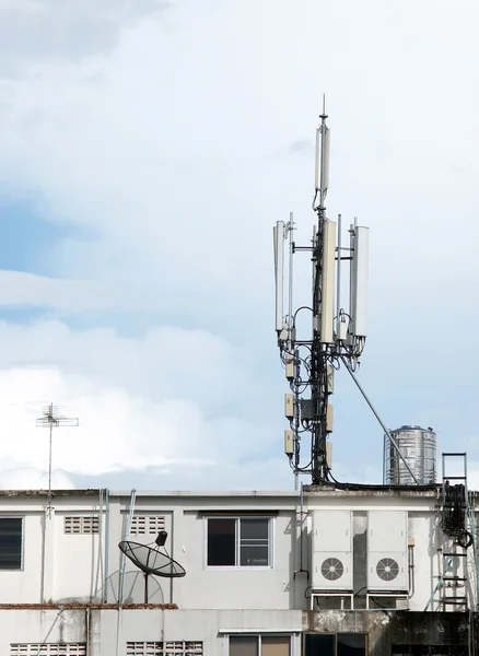 Telecom aatenna op het dak van het gebouw — Stockfoto