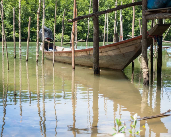 Long tail boat parking in bamboo column — Stock Photo, Image