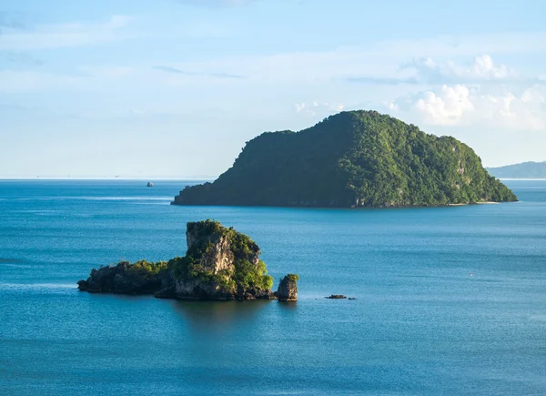Маленький остров и голубой океан — стоковое фото