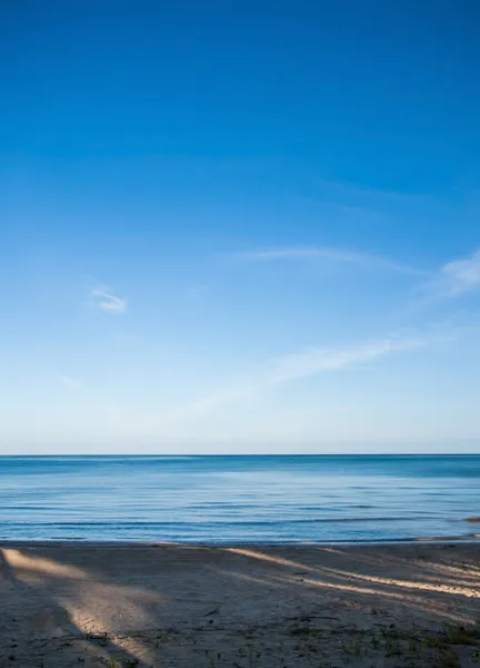 Mer calme et ciel bleu clair Photo De Stock