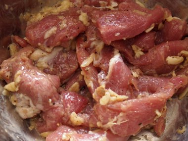 pişmemiş domuz benze ve sarımsak ile