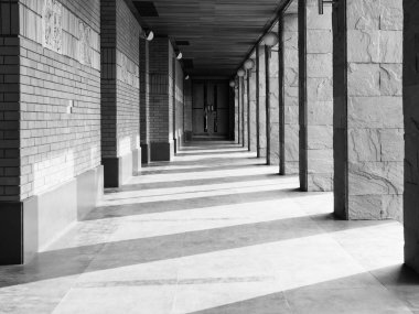 Kilise hal dışında yürüyüş yolu