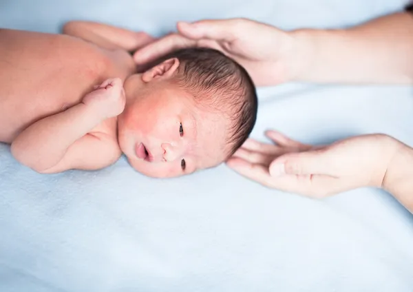 日本の新しい生まれた赤ちゃん男の子 — ストック写真