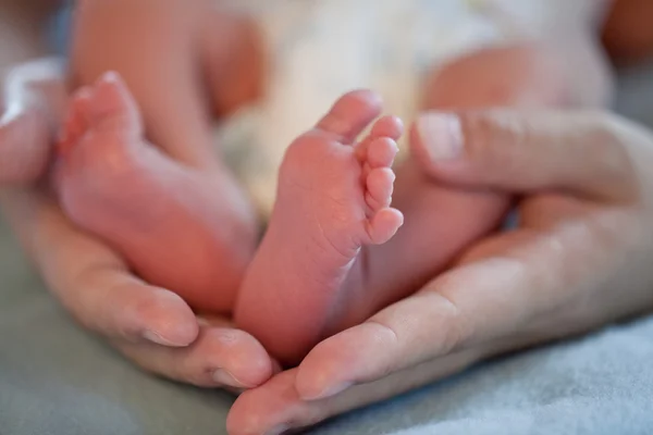 새로 태어난된 아기 발 로열티 프리 스톡 사진