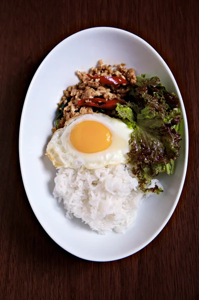 Remuer le poulet épicé frit thai herbe — Photo