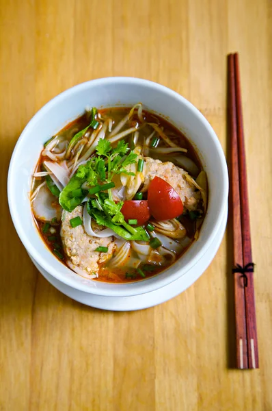 Sopa de fideos estilo tailandés Tom-yam — Foto de Stock