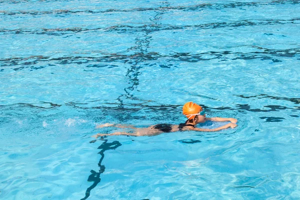 Mädchen schwimmen — Stockfoto