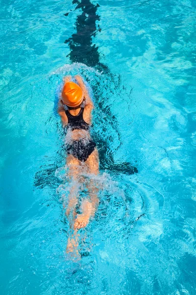 Girl swimming — Stock Photo, Image