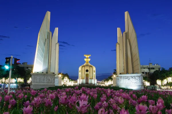 The Democracy Monument at twilight time — Stock Photo, Image