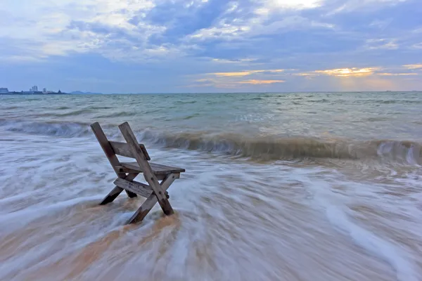 Chaise sur le sable de la mer avec obturateur longue vitesse — Photo