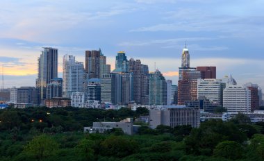 sunset olay yerinde şehrin modern yüksek binalar