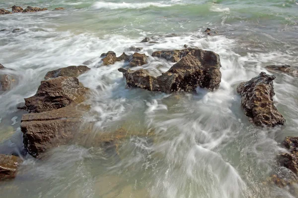 岩质海岸和模糊的水 — 图库照片