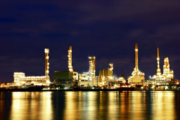 Oil refinery factory with reflection on the river. — Stock Photo, Image