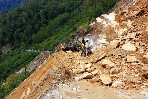 Sikkim, India - 17 Nisan: heyelan nedeniyle sıkışmış bakış açılı