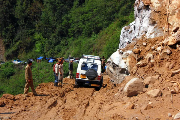 SIKKIM, INDE - 17 AVRIL : Des véhicules piégés à cause d'un glissement de terrain Images De Stock Libres De Droits