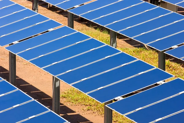 Gruppe av solcellepaneler for produksjon av fornybar elektrisk energi – stockfoto